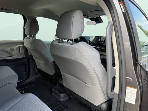Used 2024 Toyota Sienna LE image 44