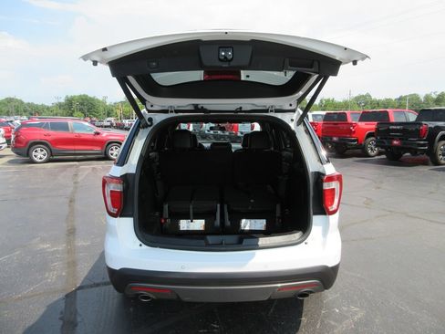 Used 2017 Ford Explorer XLT w/ Equipment Group 202A AWD/4WD image 7