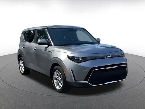 Used 2025 Kia Soul LX w/ LX Technology Package image 3