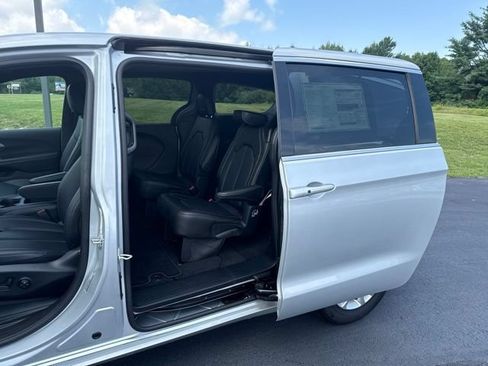New 2026 Chrysler Pacifica Select AWD/4WD image 34