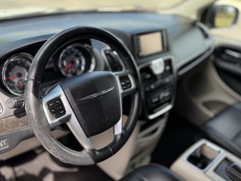 Used 2013 Chrysler Town & Country Touring image 11