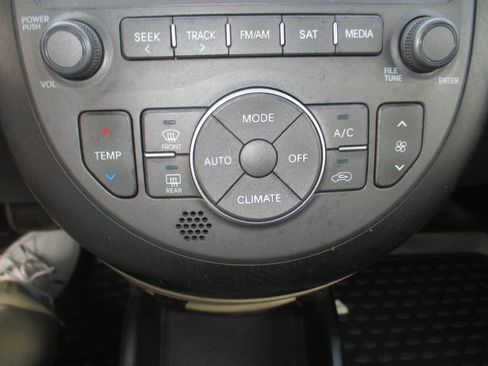 Used 2013 Kia Soul ! FWD image 19