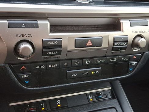 Used 2016 Lexus ES 300h image 17