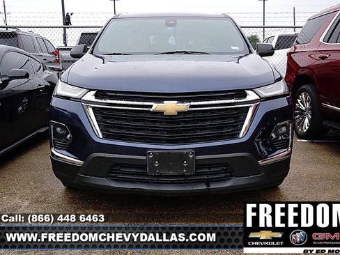 Used 2022 Chevrolet Traverse LS image 3