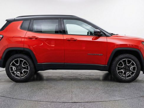 Used 2025 Jeep Compass Trailhawk AWD/4WD image 11
