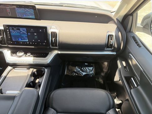 Used 2025 Ford Expedition Platinum AWD/4WD image 16