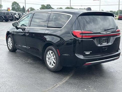 Used 2024 Chrysler Pacifica Touring-L FWD image 4