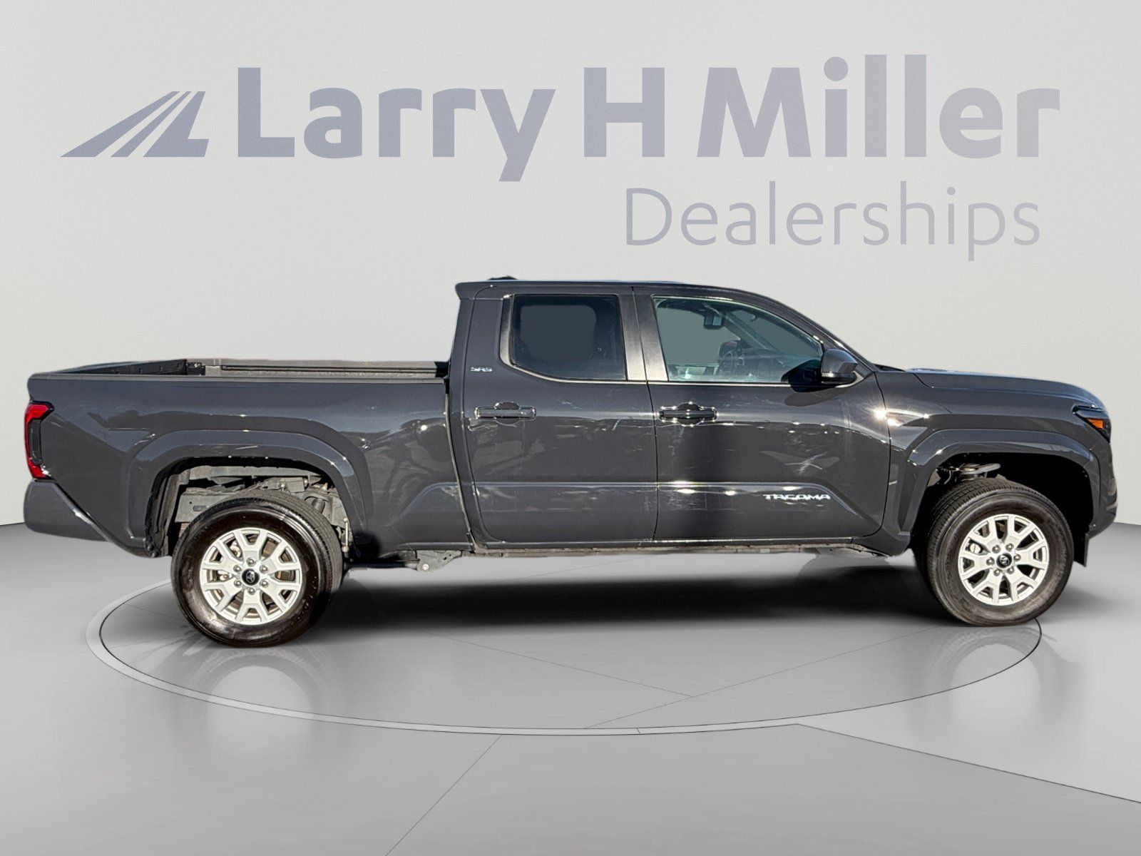 Used 2025 Toyota Tacoma SR5 AWD/4WD image 6