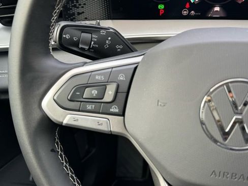 Used 2025 Volkswagen Tiguan SE image 38