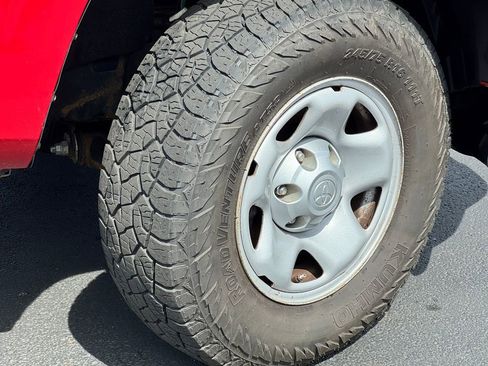 Used 2020 Toyota Tacoma SR image 9