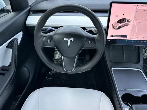 Used 2021 Tesla Model Y Long Range image 15