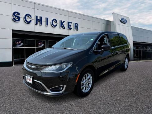 Used 2020 Chrysler Pacifica Touring FWD image 4