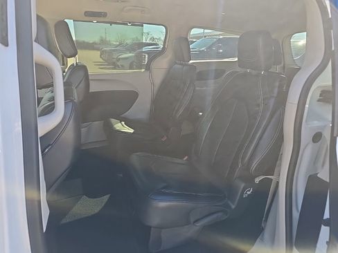 Used 2024 Chrysler Pacifica Touring-L image 12