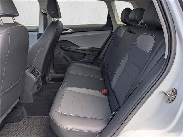 Used 2024 Volkswagen Taos SE w/ Panoramic Sunroof Package FWD image 18
