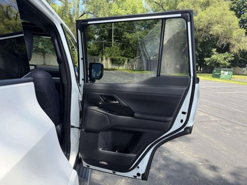 Used 2024 Lexus GX 550 w/ Accessory Package (2T) AWD/4WD image 22