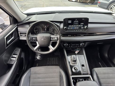 Used 2024 Mitsubishi Outlander SE image 37