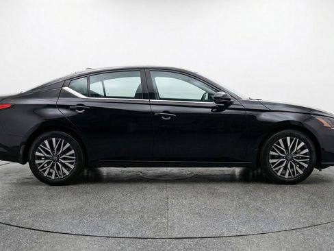 Used 2025 Nissan Altima 2.5 SV FWD image 11