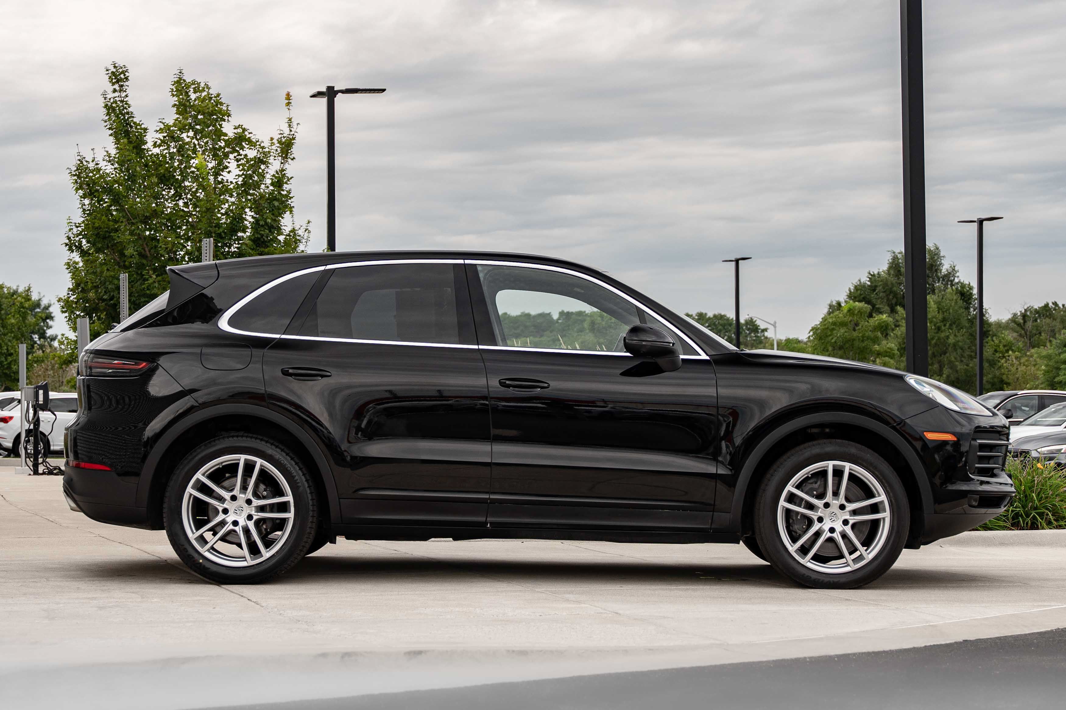 Used 2023 Porsche Cayenne AWD/4WD image 3