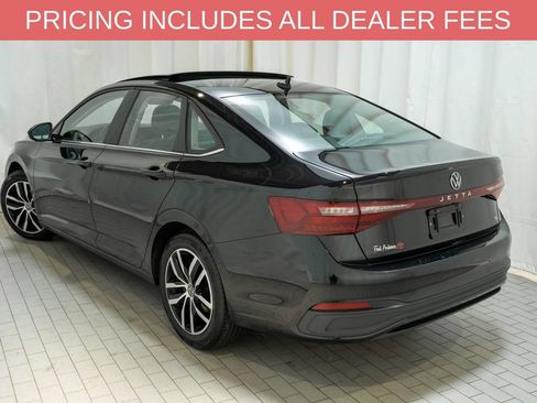 Used 2025 Volkswagen Jetta SE FWD image 3