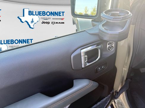 Used 2025 Jeep Gladiator Mojave AWD/4WD image 10