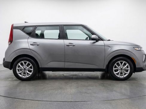 Used 2025 Kia Soul LX w/ LX Technology Package FWD image 11