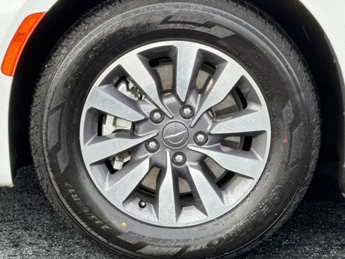 Used 2024 Chrysler Pacifica Select image 12