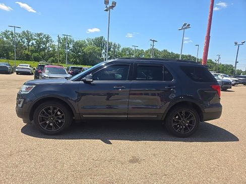 Used 2017 Ford Explorer XLT w/ Equipment Group 202A AWD/4WD image 4