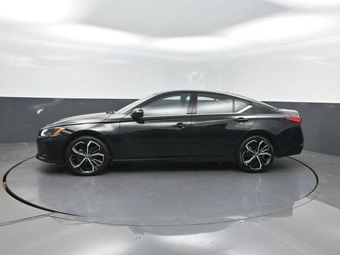 Used 2024 Nissan Altima 2.5 SR w/ SR Premium Package FWD image 2