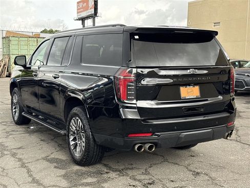 Used 2025 Chevrolet Suburban Z71 image 5