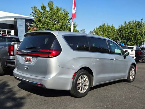 Used 2023 Chrysler Pacifica Touring-L FWD image 4