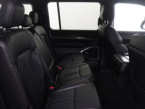 Used 2024 Jeep Wagoneer L Series III w/ Flexible Seating Group AWD/4WD image 13