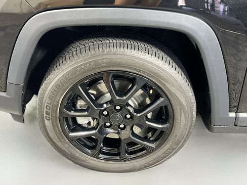 Used 2025 Jeep Compass Latitude w/ Convenience Group AWD/4WD image 13