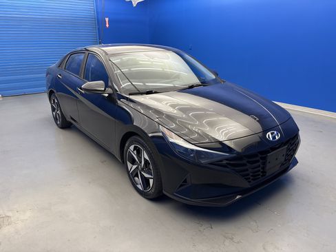 Used 2023 Hyundai Elantra SEL w/ Convenience Package FWD image 2