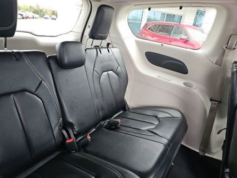 Used 2022 Chrysler Pacifica Touring-L FWD image 28