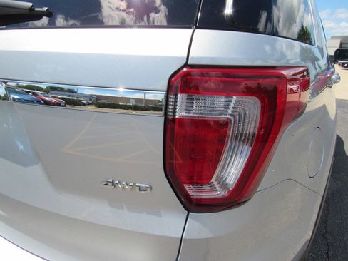 Used 2017 Ford Explorer XLT w/ Equipment Group 202A AWD/4WD image 21