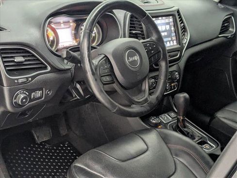 Used 2020 Jeep Cherokee Trailhawk image 10