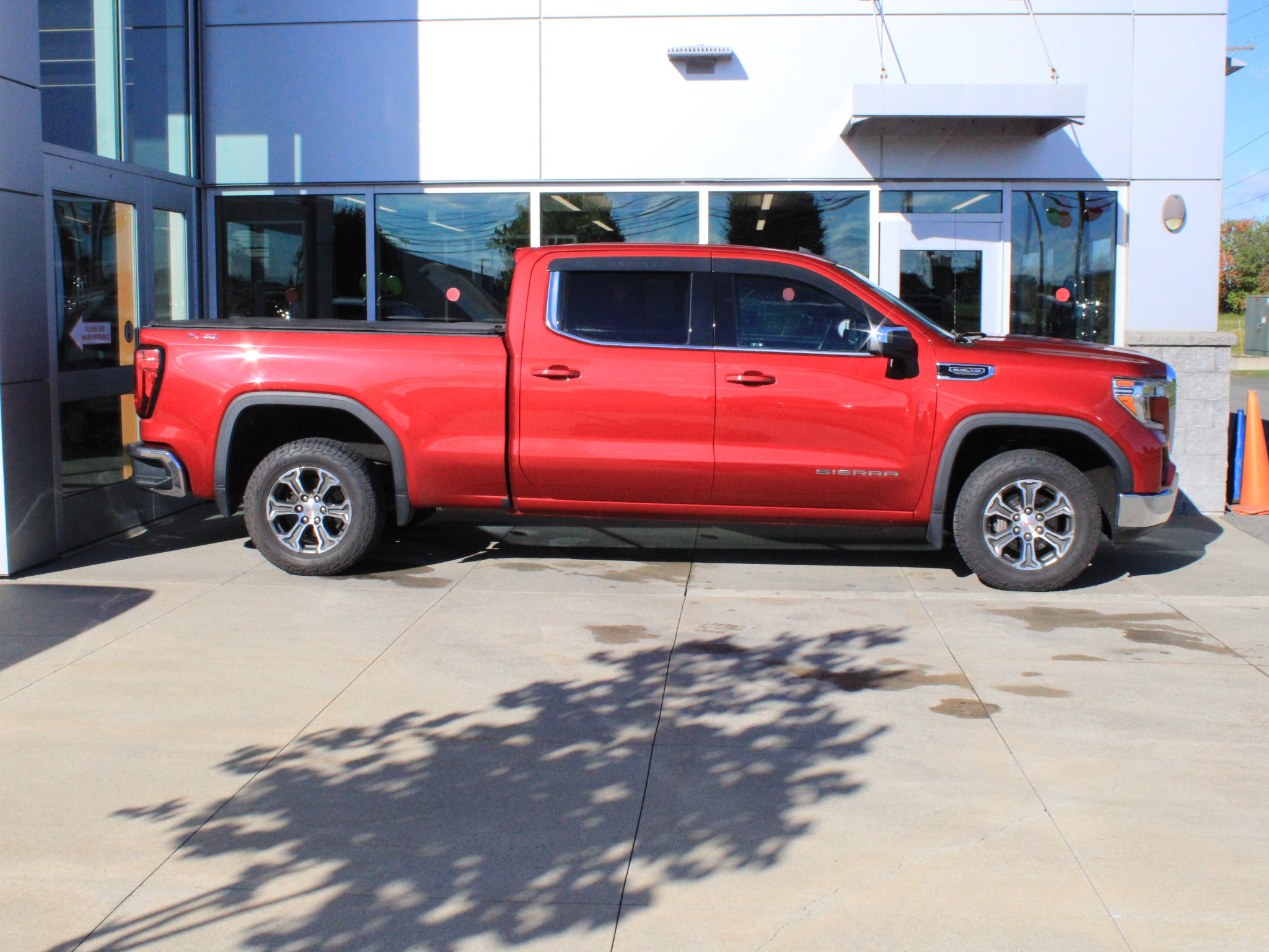 Used 2020 GMC Sierra 1500 SLE w/ SLE Value Package AWD/4WD image 4