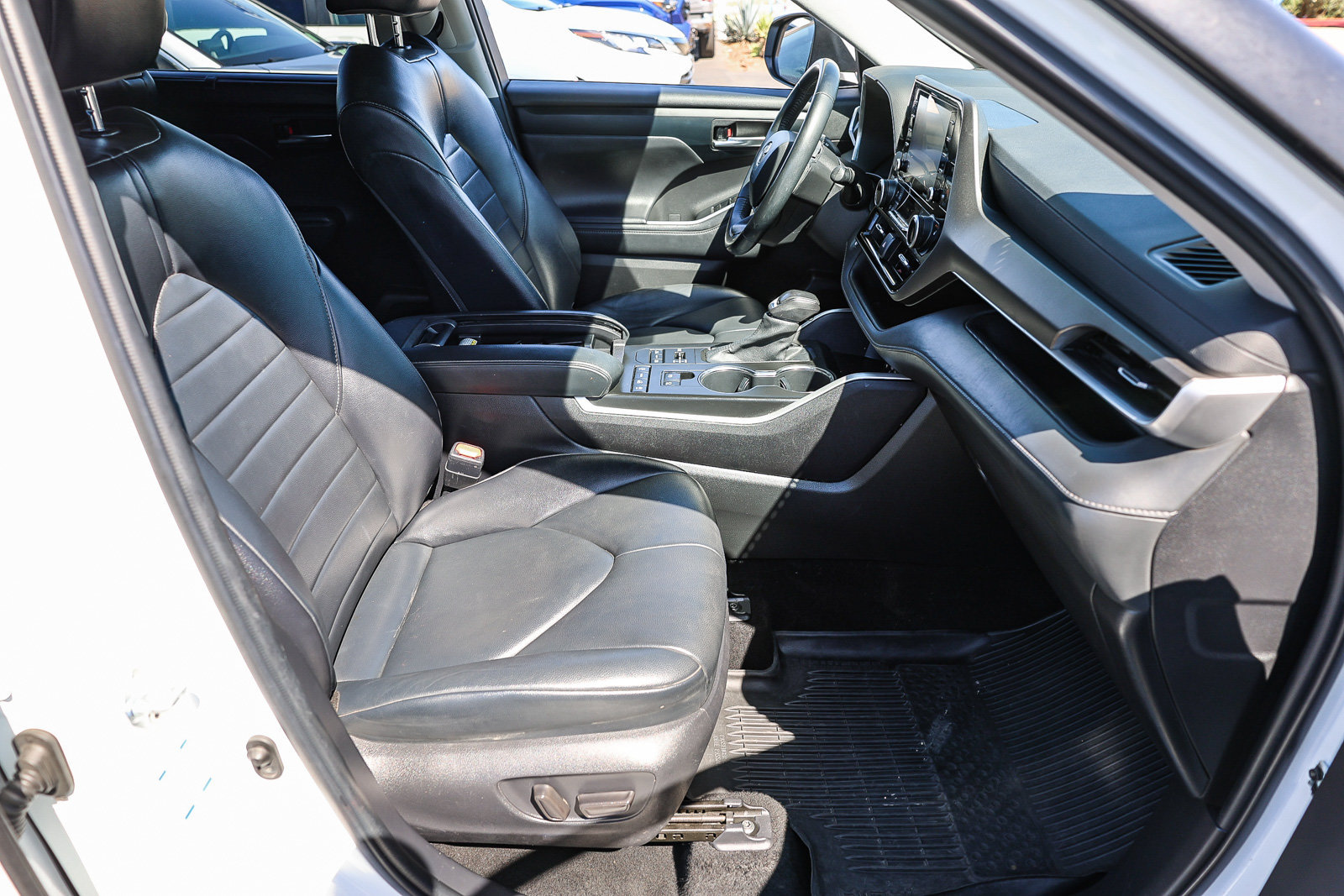 Used 2022 Toyota Highlander XLE AWD/4WD image 10