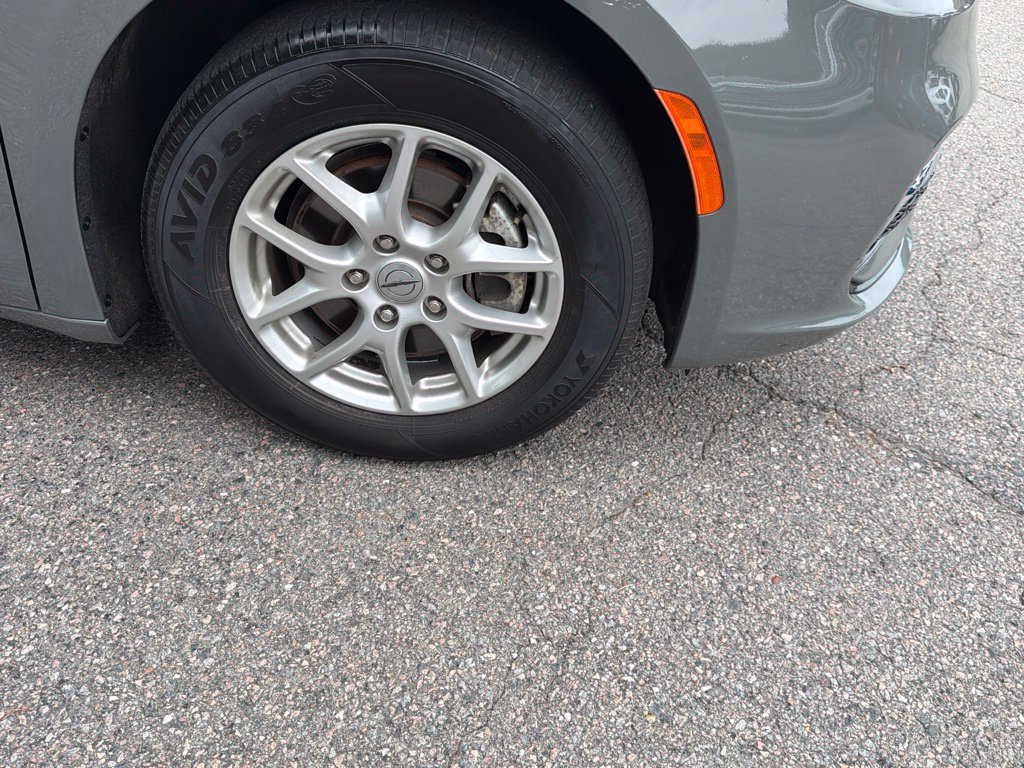 Used 2025 Chrysler Pacifica Select FWD image 5
