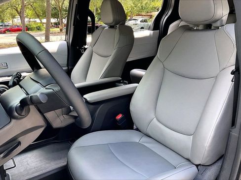 Used 2026 Toyota Sienna XLE FWD image 18