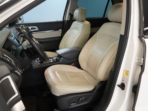 Used 2017 Ford Explorer Platinum image 3