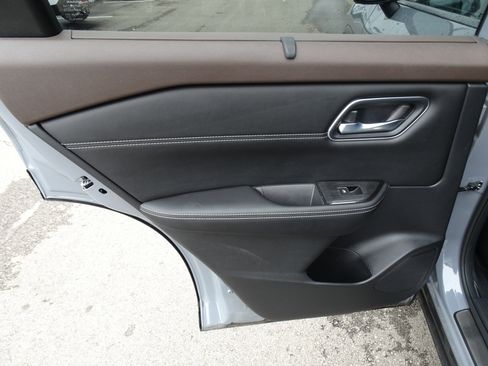 Used 2021 Nissan Rogue Platinum image 15