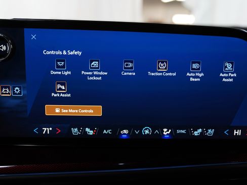 Used 2025 Chevrolet Traverse RS image 28