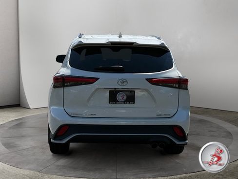 Used 2021 Toyota Highlander XSE AWD/4WD image 6