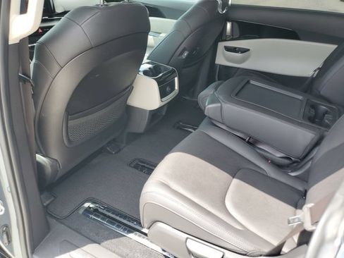 Used 2024 Kia Carnival EX FWD image 8