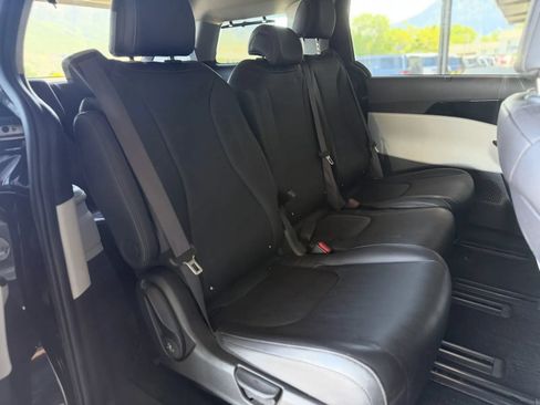Used 2024 Kia Carnival EX FWD image 20