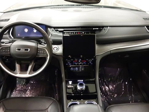 Used 2022 Jeep Grand Cherokee L Limited w/ Black Appearance Package AWD/4WD image 32