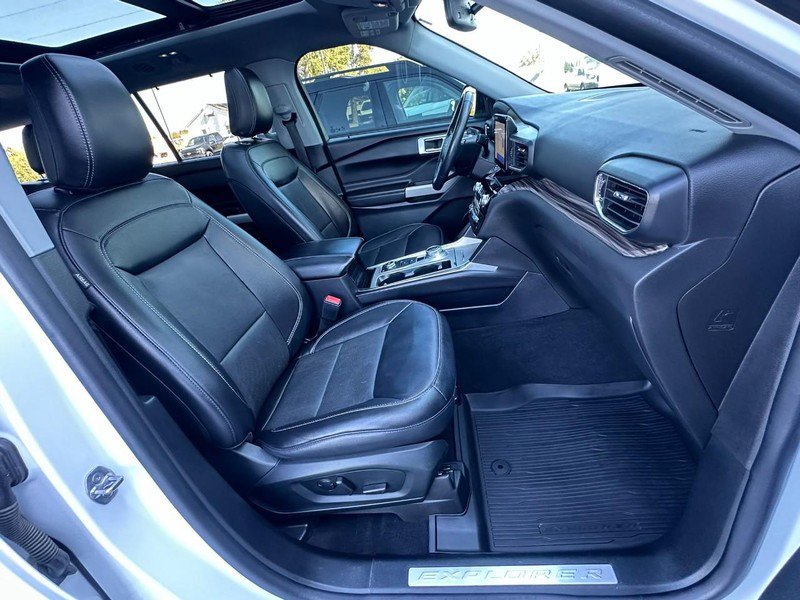 Used 2021 Ford Explorer Limited w/ Equipment Group 301A AWD/4WD image 17
