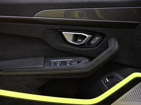 Used 2024 Lamborghini Urus Performante AWD/4WD image 31