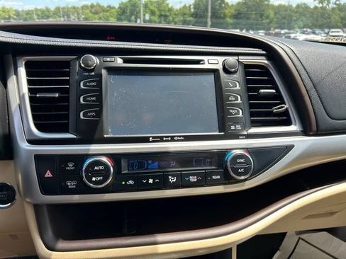 Used 2017 Toyota Highlander XLE AWD/4WD image 7